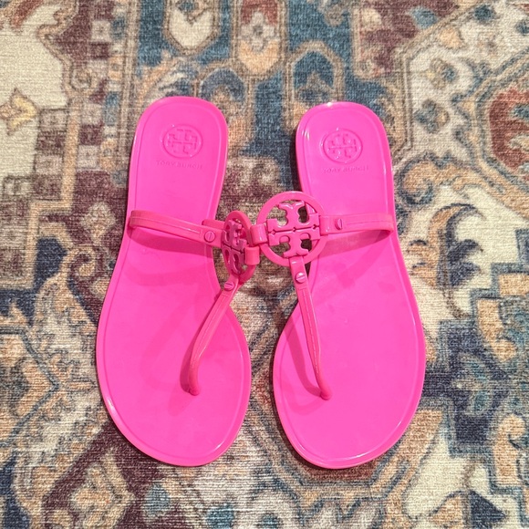 • TORY BURCH • MINI MILLER JELLY THONG SANDAL
Neon Crazy Pink 7 - Picture 2 of 3